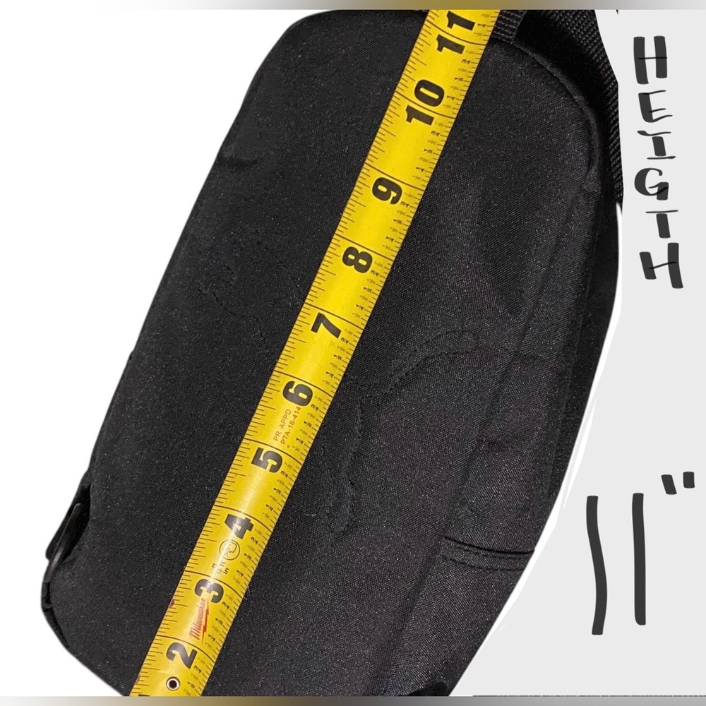 PUMA ~ Unisex Adult Sling Bag
Black & Gold
11” x 6” x 3.5” - Picture 8 of 11